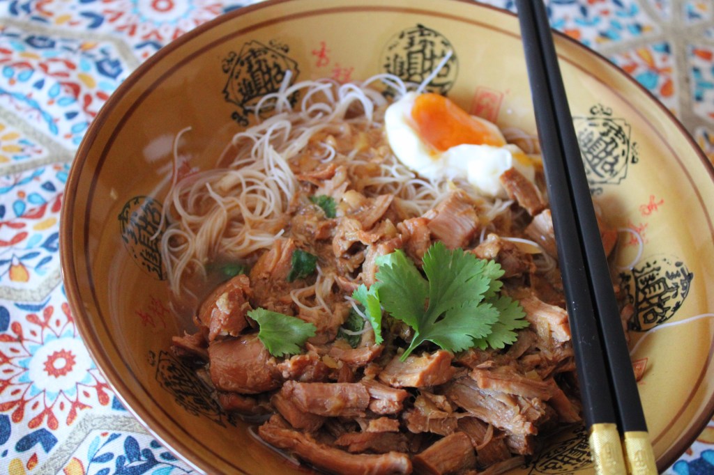 Estofado de Pierna de Cerdo en Salsa de Soja Dulce con Huevos y&nbsp;Fideos